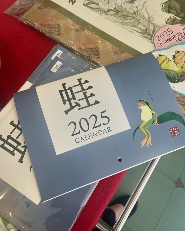 汗を拭きふき
来年の準備などを

こざいく堂のカレンダー
しんはつばーい

フルカラー、予定も書き込める
とにかく蛙

#吉祥寺
#吉祥寺雑貨
#中道通り
#カエルグッズ
#かえるやさん
#こざいく堂
#2025年カレンダー
#copeau